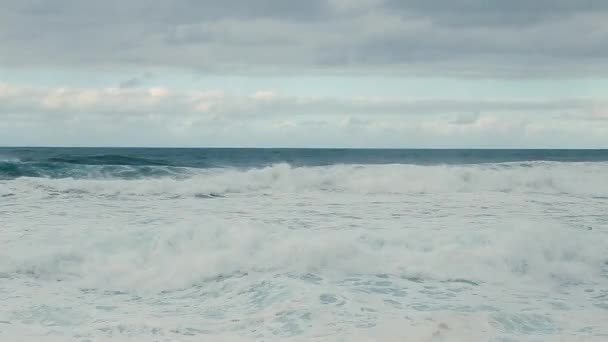 Vågorna Med Havsvatten Kommer Rikligt Mot Stranden Ljudet Havsvattenvågor — Stockvideo