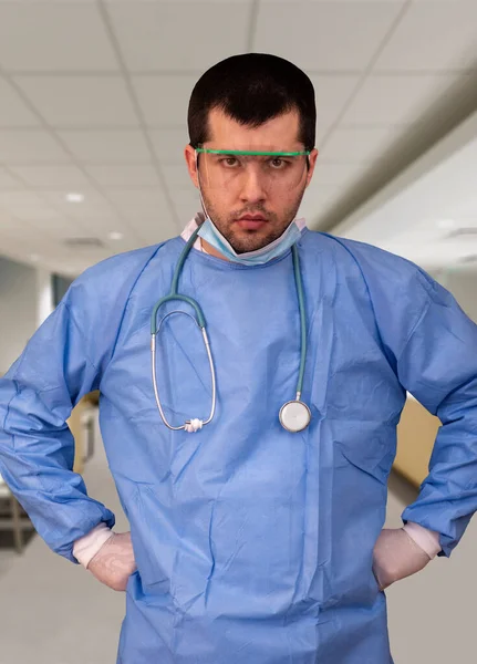 Γιατρός Αυτοπεποίθηση Φοράει Στηθοσκόπιο Μάσκα Γυαλιά Και Προστατευτικά Γάντια Νοσοκοµείο — Φωτογραφία Αρχείου