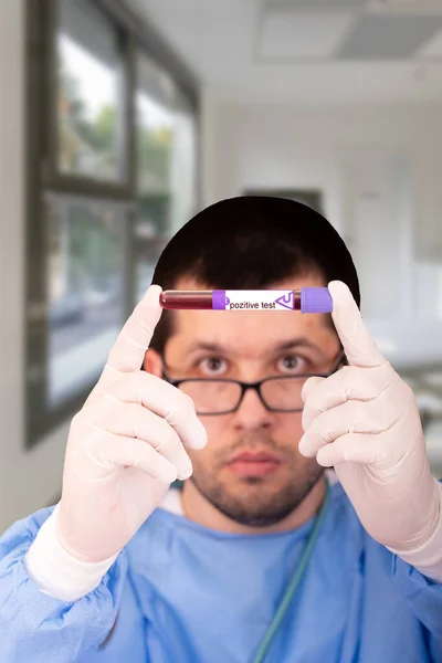 Male Doctor Analyzing Blood Sample Which Positive Coronavirus Scientist Working — Stock Photo, Image