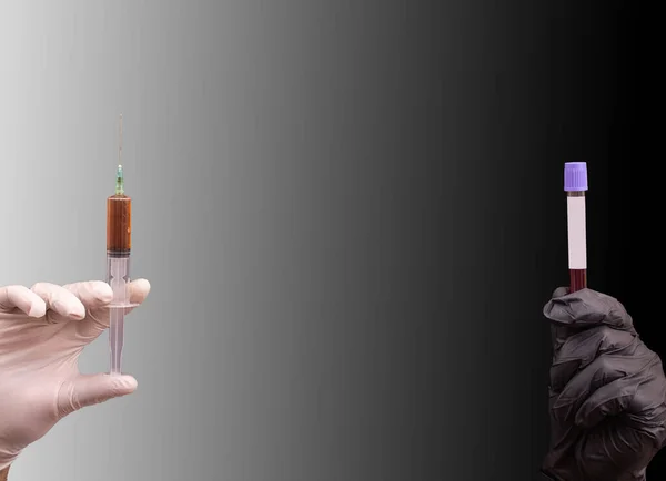 장갑을 Covid Coronavirus 대항하는 백신이고 장갑을 라벨에 텍스트를 시험관이다 — 스톡 사진