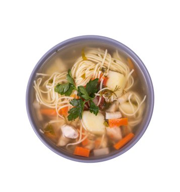 Tavuk göğsü, erişte, havuç, patates ve maydanozlu leziz çorba. Beyaz arka planda izole edilmiş.