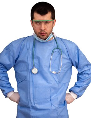 Steteskop takan bir doktor, maske, gözlük, tek kullanımlık eldiven ve Covid-19 (Coronavirus) enfeksiyonunu korumak için giysi de dahil olmak üzere kişisel koruyucu ekipman
