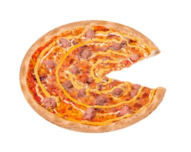 Biftek soslu İtalyan salsiccia pizzası, mozzarella, çeşitli soslar ve marine edilmiş kırmızı soğanlar, tek dilim olmadan, beyaz arka planda izole edilmiş, açı görüşlü.