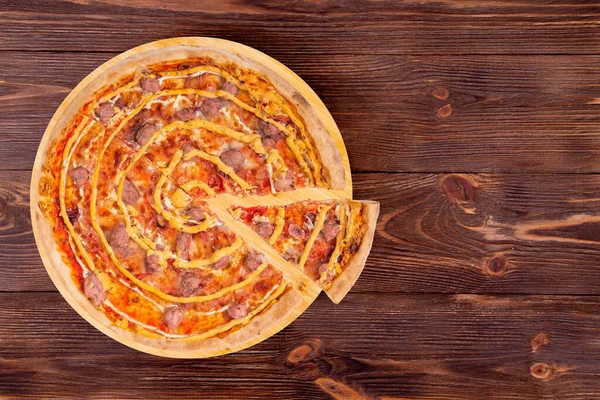 Pizza Com Salsichas Carne Mussarela Vários Molhos Cebolas Vermelhas Marinadas — Fotografia de Stock