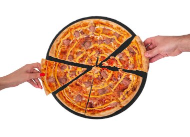 Gençler salsiccia pizzasını biftek soslu, mozzarella soslu, çeşitli soslu ve terbiye edilmiş kırmızı soğanlı beyaz arka planda izole edilmiş siyah tabaktan alıyor.