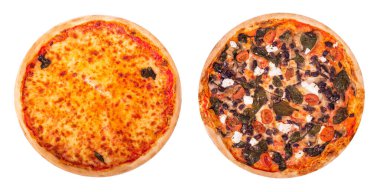 Beyaz arka planda izole edilmiş iki lezzetli pizza seti, üst manzara. Pizza Margherita ve mozzarella, peynir, vişneli domates, ıspanak, mantar ve zeytinli pizza.
