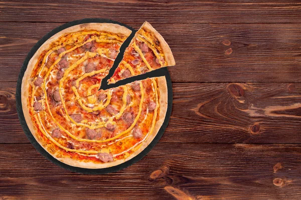 Pizza Salsiccia Com Salsichas Carne Mussarela Vários Molhos Cebolas Vermelhas — Fotografia de Stock