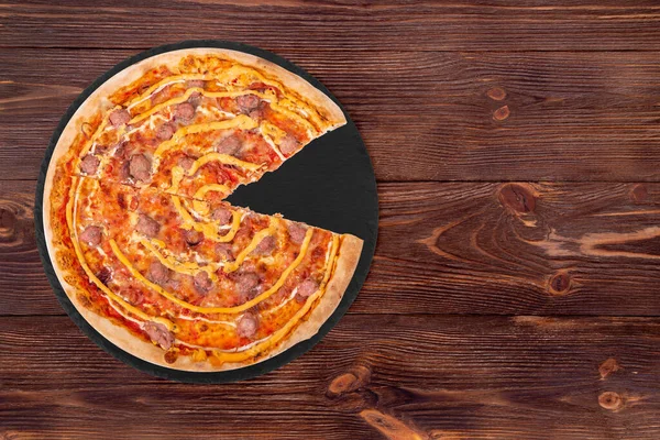 Salsiccia Pizza Mit Rinderwurst Mozzarella Verschiedenen Soßen Und Marinierten Roten — Stockfoto