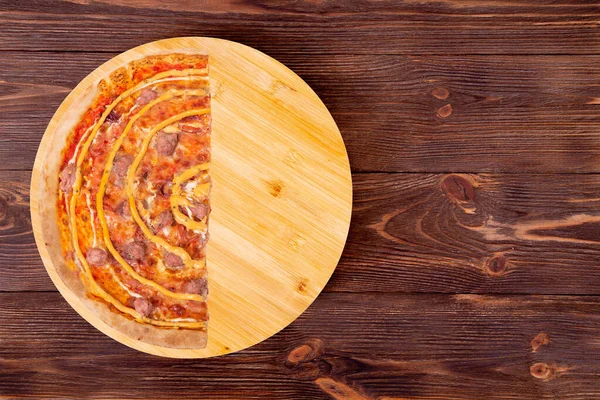 Metade Pizza Salsiccia Com Salsichas Carne Mussarela Vários Molhos Cebolas — Fotografia de Stock