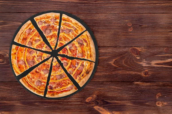 Pizza Salsiccia Fatiada Com Salsichas Carne Mussarela Vários Molhos Cebolas — Fotografia de Stock