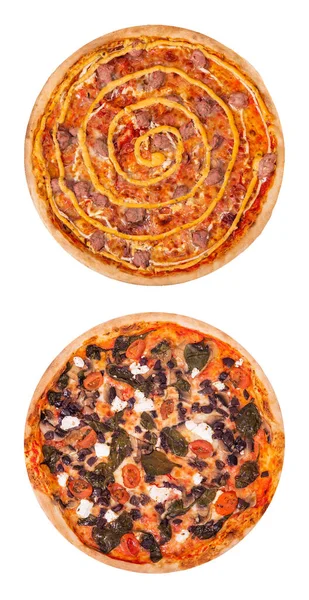 白い背景に隔離された2つのおいしいピザのセット トップビュー モッツァレラチーズと牛肉のソーセージとピザとピザSalsiccia フェタ チェリートマト ほうれん草 キノコとオリーブ ロイヤリティフリーのストック画像