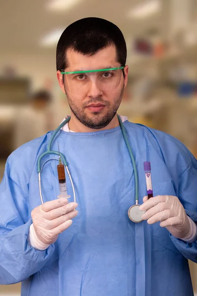 Médico Segurando Seringa Para Injeção Médica Estetoscópio Tubo Teste Com — Fotografia de Stock