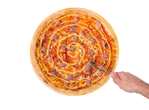 Homem Corta Pizza Com Cortador Pizza Vista Superior Pizza Saborosa — Fotografia de Stock