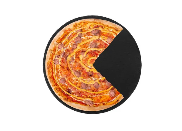Pyszna Pizza Kiełbasą Wołową Mozzarellą Różnymi Sosami Marynowaną Czerwoną Cebulą — Zdjęcie stockowe