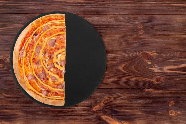 Pół Pizzy Kiełbasą Wołową Mozzarellą Różnymi Sosami Marynowaną Czerwoną Cebulą — Zdjęcie stockowe