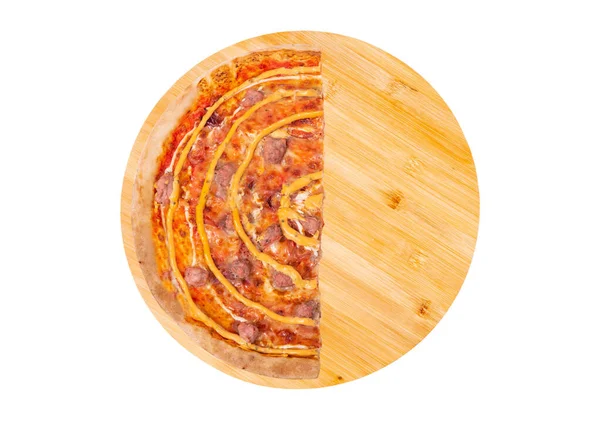 Meia Pizza Saborosa Com Salsichas Carne Mussarela Vários Molhos Cebolas — Fotografia de Stock
