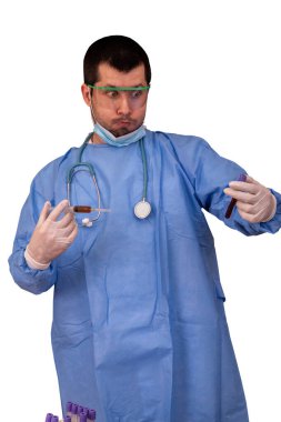 Doktor Coronavirus 'a karşı aşı üretmek için bir deney yapıyor. Bir elinde bir şırınga, diğer elinde de beyaz arka planda izole edilmiş enfekte kan bulunan bir test tüpü tutuyor.