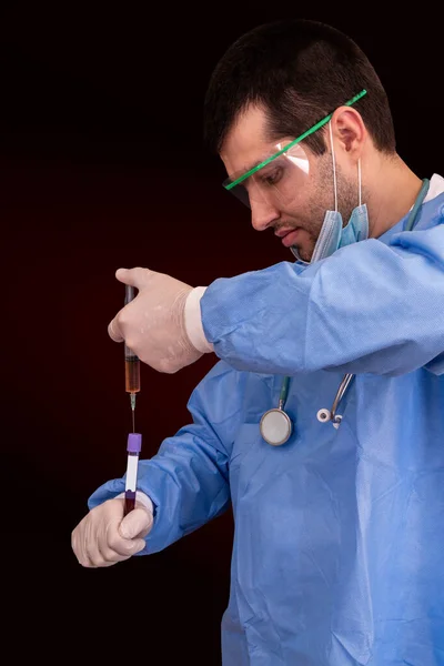 Доктор Створив Вакцину Проти Нового Коронавірусу Лабораторії Він Вставляє Сироватку — стокове фото