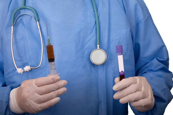 의사의 손에는 Covid 대항하는 백신이든 주사기와 라벨에 텍스트를 코로나 바이러스에 — 스톡 사진