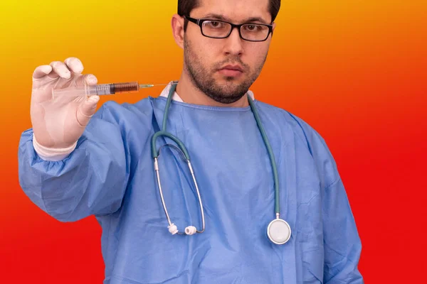 Medyk Stetoskopem Okularami Odzieżą Ochronną Przed Zakażeniem Wirusem Coronavirus Trzymający — Zdjęcie stockowe