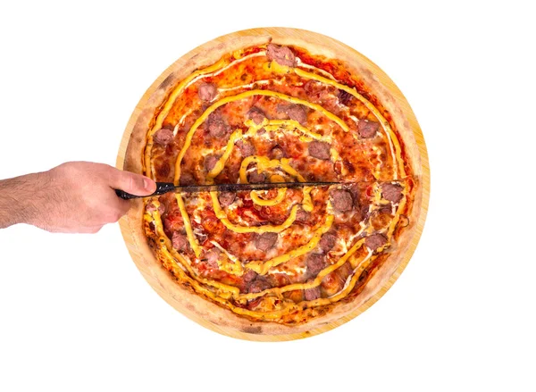Séf Felvágja Pizzát Egy Konyhakéssel Finom Pizza Marhahúsos Kolbásszal Mozzarellával — Stock Fotó