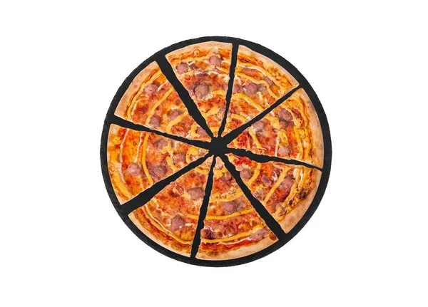 Нарезанная Пицца Говяжьими Сосисками Моцареллой Различными Соусами Маринованным Красным Луком — стоковое фото