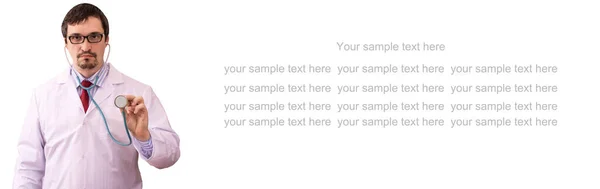 聴診器を耳にした眼鏡の医師の肖像画は 注意深く耳を傾け 白い背景とテキストのための空間に隔離されています 医学と医療の概念 — ストック写真