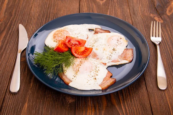 Huevos Fritos Jamón Cerdo Tocino Tomate Eneldo Plato Que Está —  Fotos de Stock