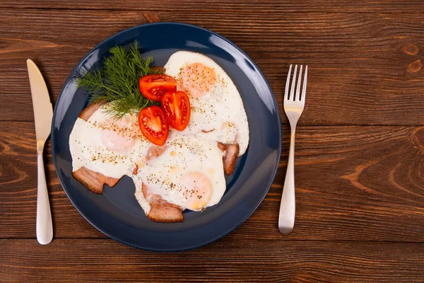 Plato Oscuro Con Huevos Fritos Jamón Cerdo Eneldo Tomates Sobre —  Fotos de Stock