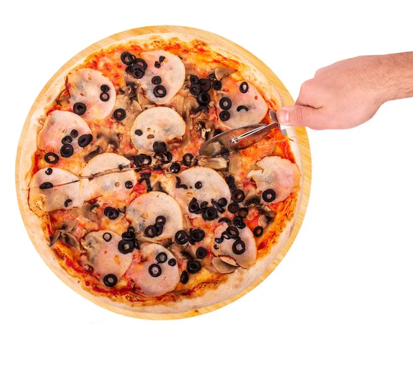 Cozinheiro Corta Pizza Saborosa Com Presunto Mussarela Cogumelos Azeitonas Com — Fotografia de Stock