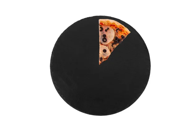 Krajíc Pizzy Ithham Mozzarella Houby Olivy Černém Břidlicovém Podnose Izolované — Stock fotografie