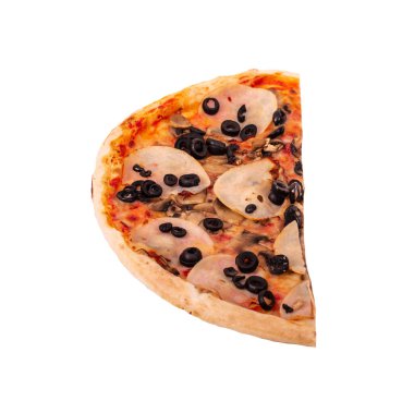 Jambonlu, mozarellalı, mantarlı ve zeytinli yarım parça lezzetli pizza. Beyaz arka planda izole edilmiş.