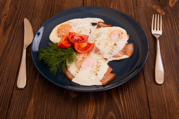 Delicioso Bocadillo Picante Huevos Fritos Jamón Cerdo Tomates Cortados Eneldo —  Fotos de Stock