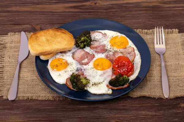Desayuno Salado Con Huevos Fritos Tocino Tomate Brócoli Tostadas Plato —  Fotos de Stock