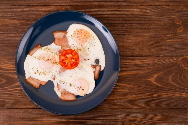 Sabroso Desayuno Picante Con Huevos Fritos Tocino Tomate Cortado Plato —  Fotos de Stock