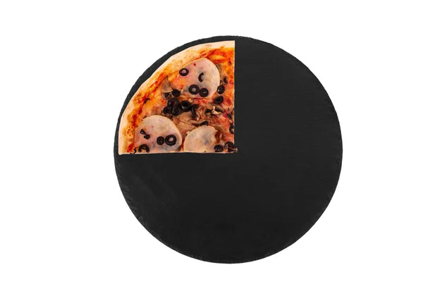 Ćwierć Smacznej Pizzy Szynką Mozzarellą Grzybami Oliwkami Czarnym Talerzu Izolowane — Zdjęcie stockowe