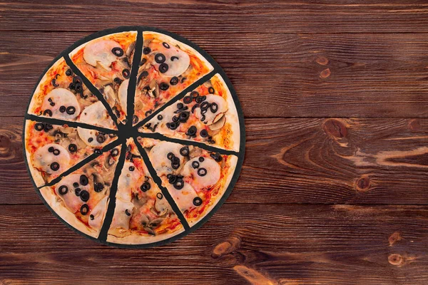 Pizza Fatiada Com Presunto Mussarela Cogumelos Azeitonas Uma Bandeja Ardósia — Fotografia de Stock