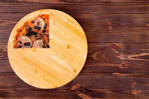 Quarto Pizza Com Presunto Mussarela Cogumelos Azeitonas Uma Placa Madeira — Fotografia de Stock