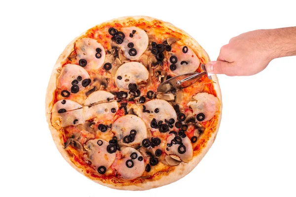 Homem Corta Pizza Italiana Com Presunto Mussarela Cogumelos Azeitonas Com — Fotografia de Stock