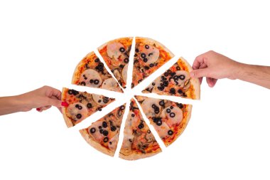 Bir erkeğin ve bir kadının elleri, jambonlu, mozarellalı, mantarlı, zeytinli, beyaz arka planda izole edilmiş pizza dilimleri alır.
