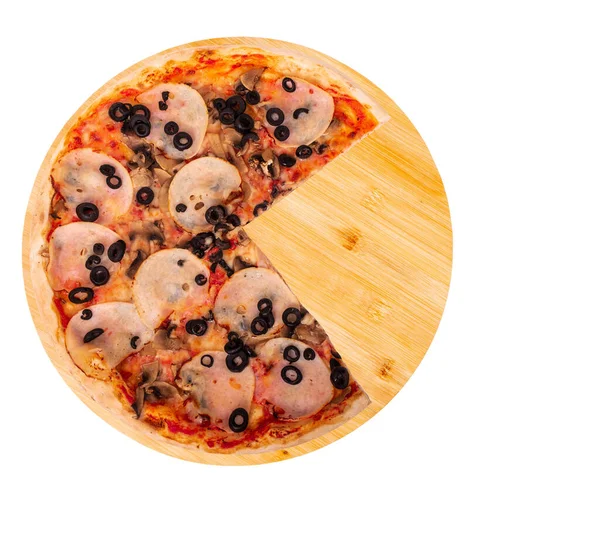 Вкусная Пицца Ветчиной Моцареллой Грибами Оливками Четверти Круглом Деревянном Блюде — стоковое фото