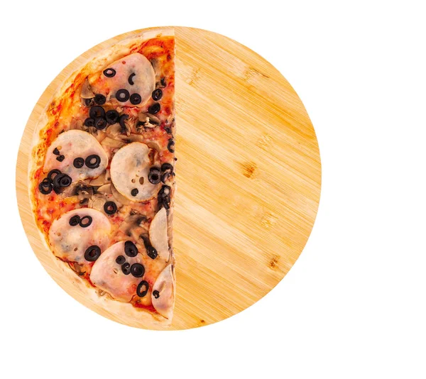 Eine Hälfte Leckere Pizza Mit Schinken Mozzarella Pilzen Und Oliven — Stockfoto