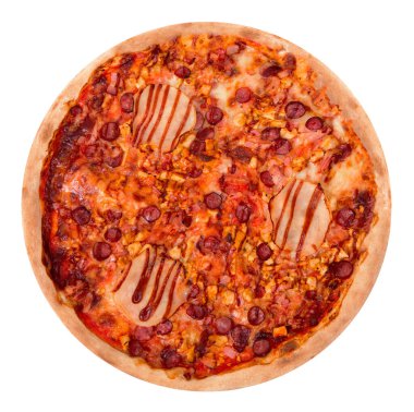 Jambonlu İtalyan pizzası, bbq sosu, pastırma ve salam, beyaz arka planda izole edilmiş kesme yolu, üst manzara