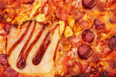 Jambonlu, bbq soslu, pastırmalı, salamlı, makro fotoğraflı lezzetli BBQ pizzanın arka planı.