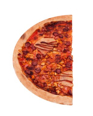 Jambon, bbq soslu, domuz pastırması ve salamlı, beyaz arka planda izole edilmiş, açı manzaralı yarım lezzetli barbekü pizzası.