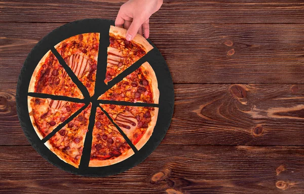 Jovem Macho Tomando Fatia Deliciosa Pizza Para Churrasco Com Presunto — Fotografia de Stock