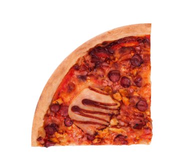 Jambonlu, bbq soslu, pastırmalı ve salamlı çeyrek porselen pizza. Beyaz arka planda, kırpma yolu ile izole edilmiş.