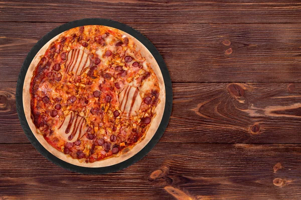 Pyszna Pizza Grilla Szynką Sosem Grillowym Bekonem Salami Okrągłym Talerzu — Zdjęcie stockowe