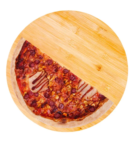半盘美味的烧烤披萨 用火腿 肉饼酱 熏肉和腊肠放在木制盘子里 白色背景与切碎路径隔离 顶部尽收眼底 — 图库照片