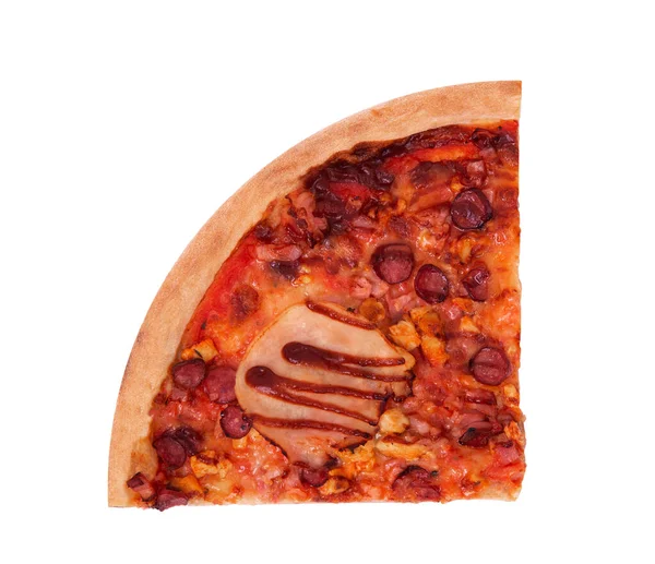 Jambonlu, bbq soslu, pastırmalı ve salamlı çeyrek porselen pizza. Beyaz arka planda, kırpma yolu ile izole edilmiş.
